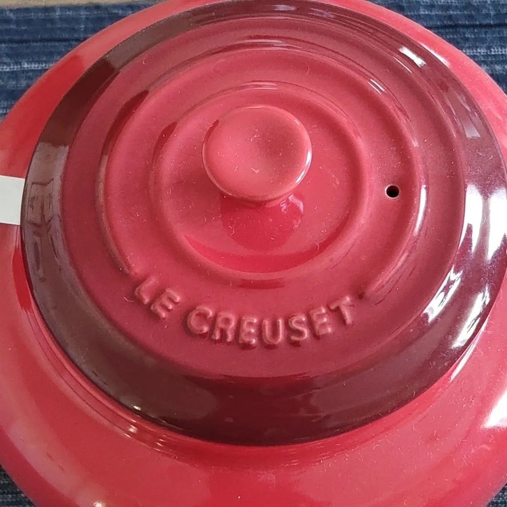 LE CREUSET TEAPOT WITH CUPS AND SAUCER SET